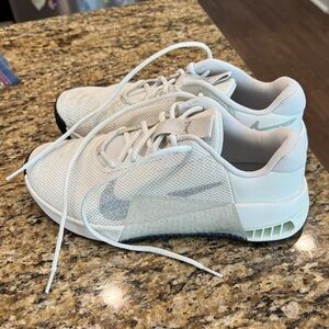 LIKE NEW Nike Women’s Metcon 9 White and Silver Glitter Shoes Size 10